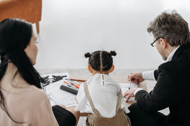 padres enseñando a hija adoptiva